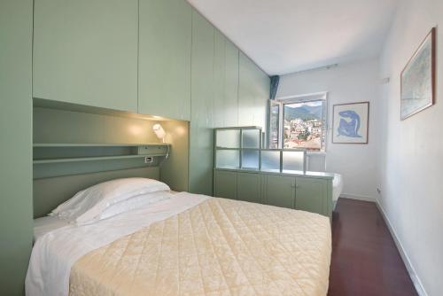 a bedroom with a bed and a window at Appartamento Gabbiano in Rapallo
