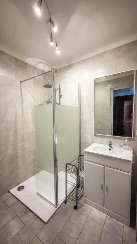 une salle de bain avec douche et lavabo dans l'établissement Tres jolie Suite A 2 MINUTES DE LA PLAGE ET DU PORT DE Fréjus, à Fréjus