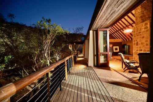 Un balcón o terraza de The Riverine Lodge
