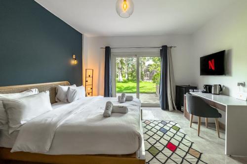 TV a/nebo společenská místnost v ubytování Waterfall Zoo Lodge Deluxe Suite 2