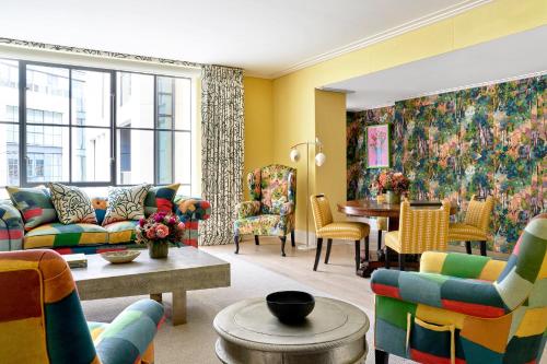 Ein Sitzbereich in der Unterkunft Ham Yard Hotel, Firmdale Hotels