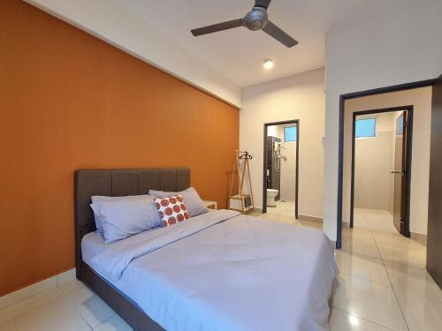 Ένα ή περισσότερα κρεβάτια σε δωμάτιο στο Walking Distance to Mount Austin - 6 pax Newly Renovated