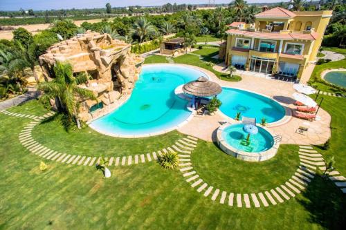 Bazén v ubytování Waterfall Zoo Lodge Deluxe Suite 1 nebo v jeho okolí