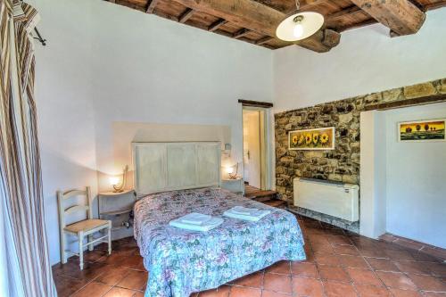 A bed or beds in a room at Borgo Romena