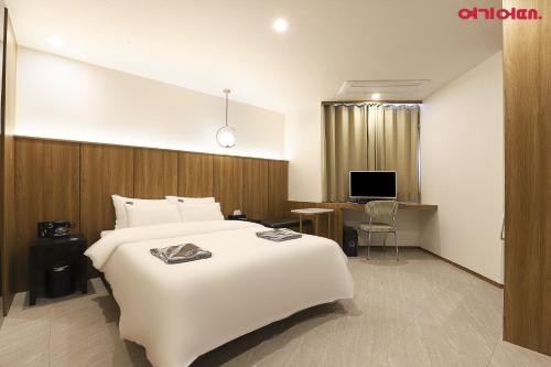 Postel nebo postele na pokoji v ubytování Sangju Stay201 Hotel