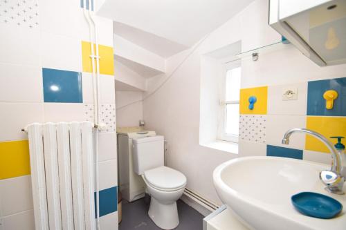 une salle de bain avec des toilettes blanches et un lavabo dans l'établissement Appartement 6 pers a 300m de la plage du prieuré, à Dinard