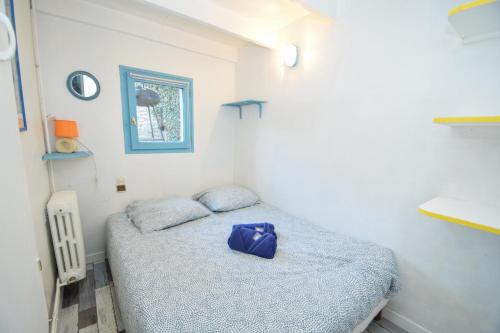 - une petite chambre avec un lit doté d'un sac bleu dans l'établissement Appartement 6 pers a 300m de la plage du prieuré, à Dinard