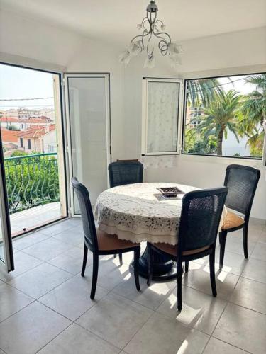 une salle à manger avec une table et quatre chaises dans l'établissement Charmant T3 Rénové Proche Mer, Aéroport et Gare !, à Saint-Laurent-du-Var