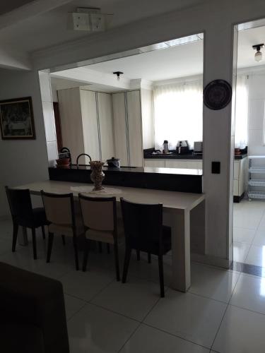 a kitchen and dining room with a table and chairs at Hotel Globo in Cianorte