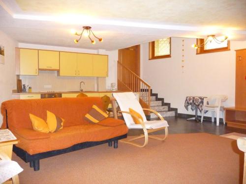 een woonkamer met een bank en een keuken bij Gasthof Gemse in Planol