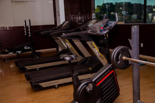 a row of exercise bikes in a gym at Grande Hotel Ipatinga in Ipatinga