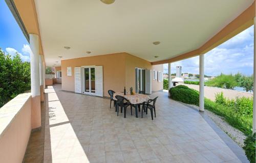 2 Bedroom Awesome Apartment In Ugljan