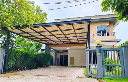 Het gebouw waarin het vakantiepark zich bevindt