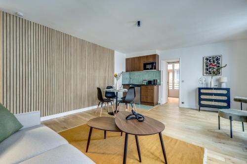 un salon avec un canapé et une table dans l'établissement Heart of Montmartre l Sacré-Coeur at 10min, à Paris