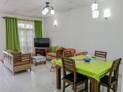 TV a/nebo společenská místnost v ubytování Shalom Villa