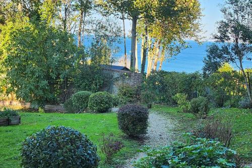 Photo de la galerie de l'établissement Splendid apartment with sea view and flower garden, à Villers-sur-Mer