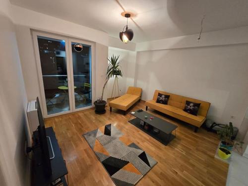 salon z kanapą i stołem w obiekcie Na Gosti w mieście Skopje