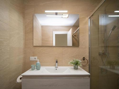 a bathroom with a sink and a mirror at SibsSanlucar Calma - Centro y Playa - Nuevo in Sanlúcar de Barrameda