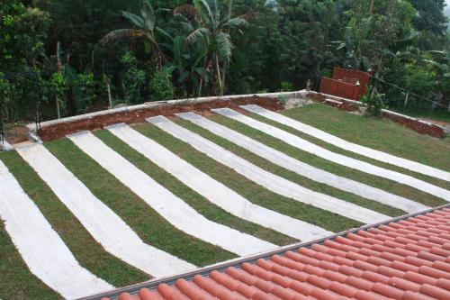 a field of grass on the roof of a house at Cogent Holiday Home in Gelioya