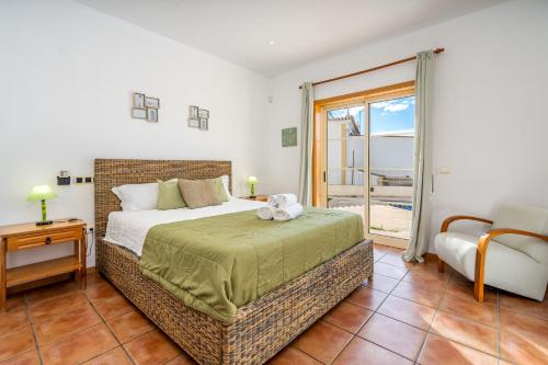 una camera da letto con un letto grande e un balcone di Villa Alvor ad Alvor
