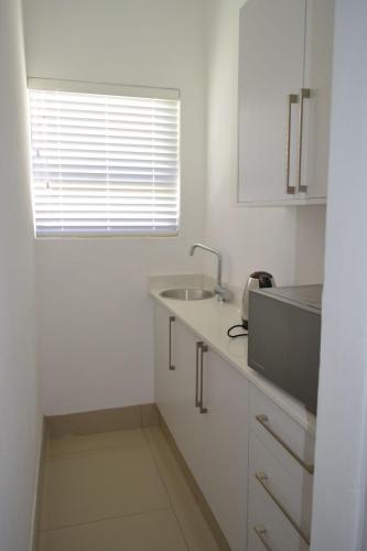 Η κουζίνα ή μικρή κουζίνα στο 2 Kiaat Suites