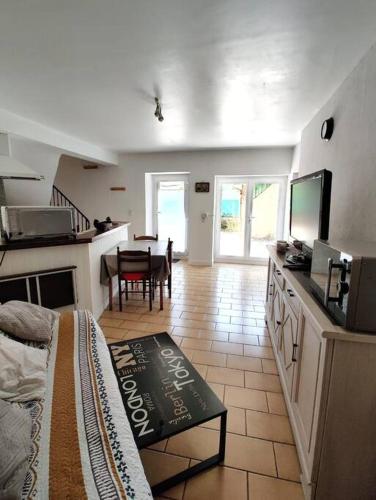 un salon avec une cuisine et une salle à manger dans l'établissement Nid du Sédour, Havre de Paix en Montagne !, à Arignac