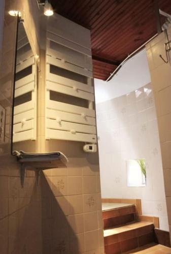 La salle de bains est pourvue d'un lavabo et d'un escalier. dans l'établissement Nid du Sédour, Havre de Paix en Montagne !, à Arignac