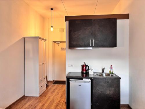 Dapur atau dapur kecil di Filosoofi 1 Studio Apartments