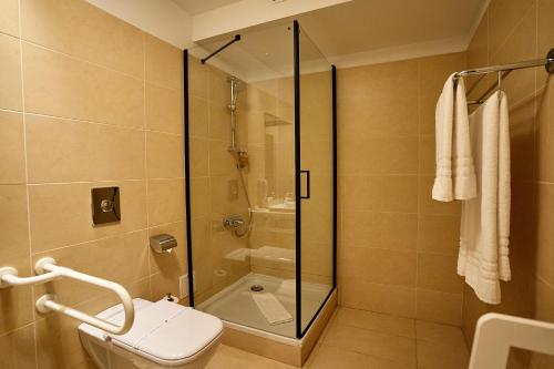 a bathroom with a toilet and a glass shower at Petrodava ONE in Piatra Neamţ