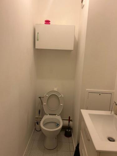une petite salle de bain avec toilettes et lavabo dans l'établissement Agréable Chambre Confortable, à Asnières-sur-Seine