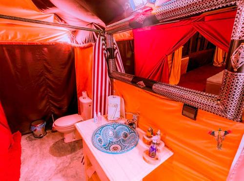 Koupelna v ubytování Merzouga Desert Luxury Camp