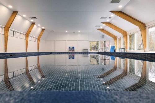 an empty swimming pool in a building at Boshuisje Viva l'Ardenne - Chalet 122 in Durbuy