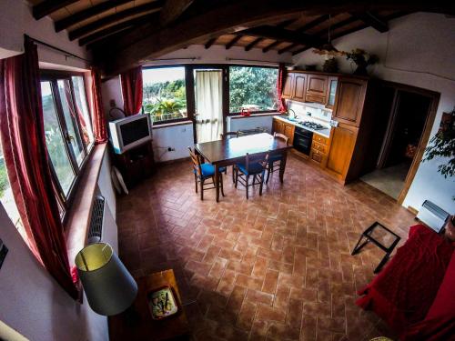 an overhead view of a kitchen with a table and chairs at Villa Enli in Capalbio