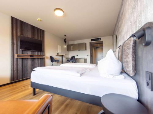 Postel nebo postele na pokoji v ubytování ibis Styles Aalen