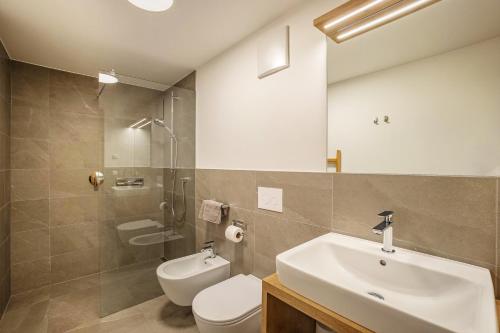 a bathroom with a sink and a toilet and a shower at Residence Linderhof in Naz-Sciaves