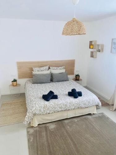 - une chambre dotée d'un lit avec deux chaussures bleues dans l'établissement Magnifique MAISON de 80m2, proche CDG & PARIS, à Bonneuil-en-France