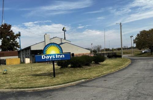 a days inn sign in front of a building at Days Inn & Suites by Wyndham Caseyville in Caseyville