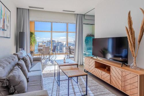 Intempo by Holuxe -184- 18th floor