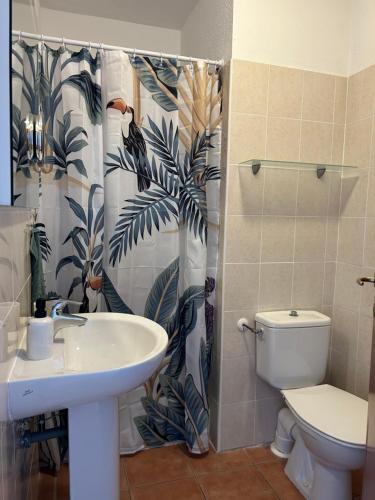 Ένα μπάνιο στο Appartement dans résidence avec piscine et plage privées
