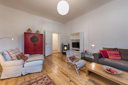 ein Wohnzimmer mit einem Sofa und einem Tisch in der Unterkunft Landhaus Blauer Spatz Reichenau an der Rax in Reichenau