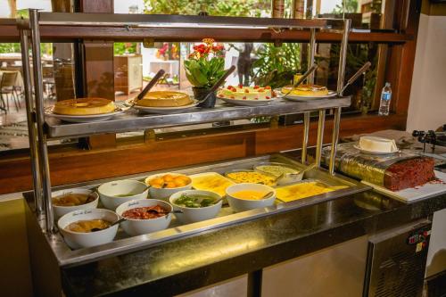 ein Buffet mit vielen verschiedenen Speisen in der Unterkunft Hotel Bandeirantes in Cachoeira do Campo