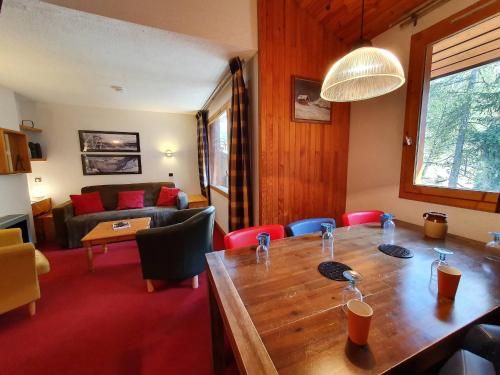un salon avec une table en bois et un canapé dans l'établissement Duplex 6 pers avec balcon aux Coches, proche pistes et commerces - FR-1-353-5, à La Plagne
