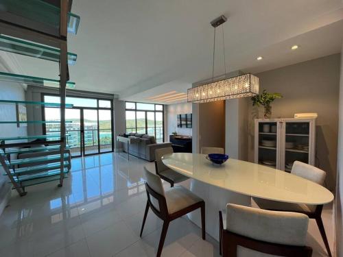 a kitchen and dining room with a table and chairs at 402 Avelã - 2Q com VistaMar Incrível in Cabo Frio
