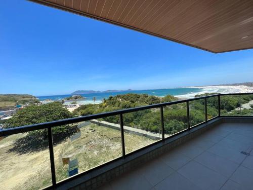 a balcony with a view of the beach at 402 Avelã - 2Q com VistaMar Incrível in Cabo Frio