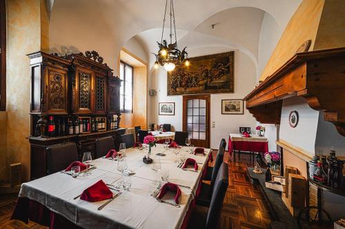 a large room with a long table with red napkins at Wine Hotel Ristorante San Carlo - Boutique Hotel & SPA in Chiuro