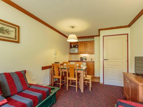 un salon avec un canapé et une table dans l'établissement La Plagne, 5 pers, balcon, animaux admis - FR-1-353-115, à La Plagne Tarentaise