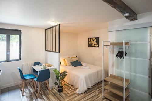 Ένα ή περισσότερα κρεβάτια σε δωμάτιο στο Charme du Bouchon - Emplacement Idéal