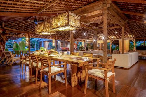 Restaurace v ubytování Luxury private villa 500m2 Canggu