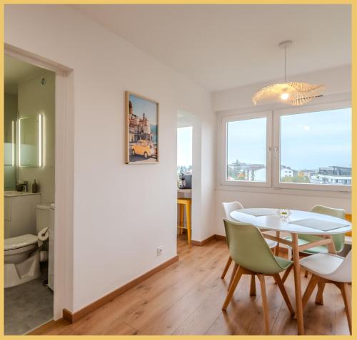 une cuisine et une salle à manger avec une table et des chaises dans l'établissement Chez Alexandra I Studio I Saint-Julien, à Saint-Julien-en-Genevois
