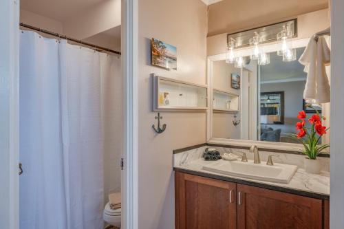 un baño con lavabo y espejo en Hale Ono Loa 401, en Kahana